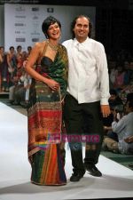 Satya Paul & Mandira Bedi at Kolkatta Fashion Week show on 9th Sep 2009.JPG